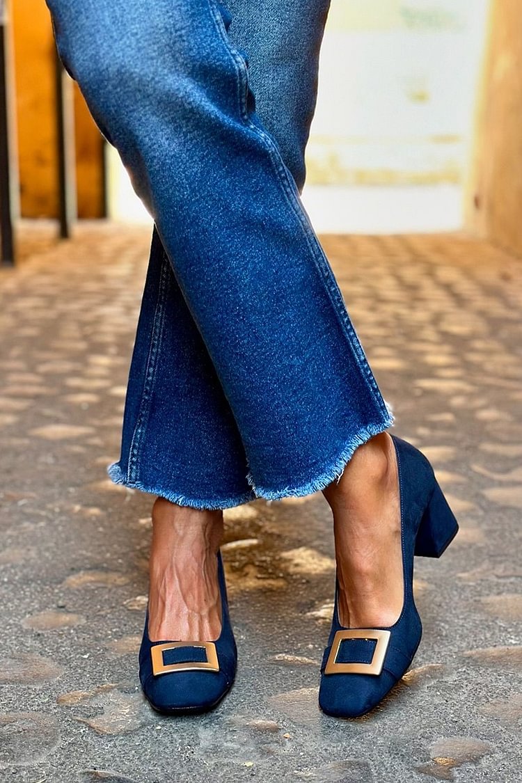 Décolleté sofisticado con broche y tacón ancho