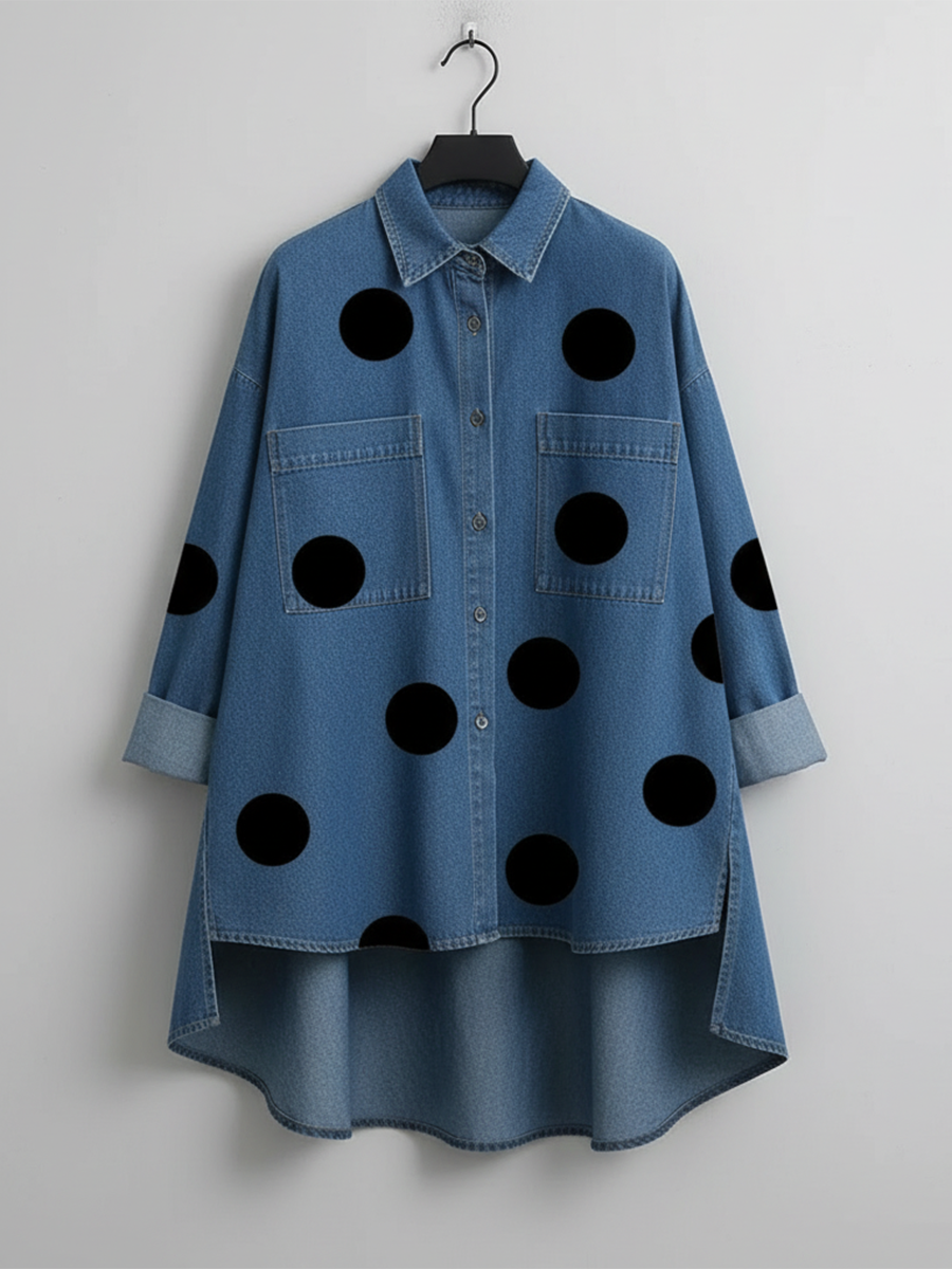 Elegante blusa vaquera de cuello alto con estampado artístico de lunares