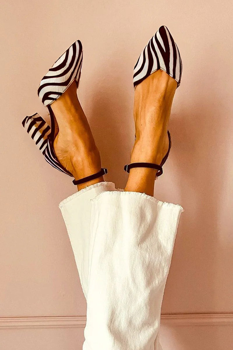Sandalias de Tacón Medio con Estampado de Cebra y Tira Elegante