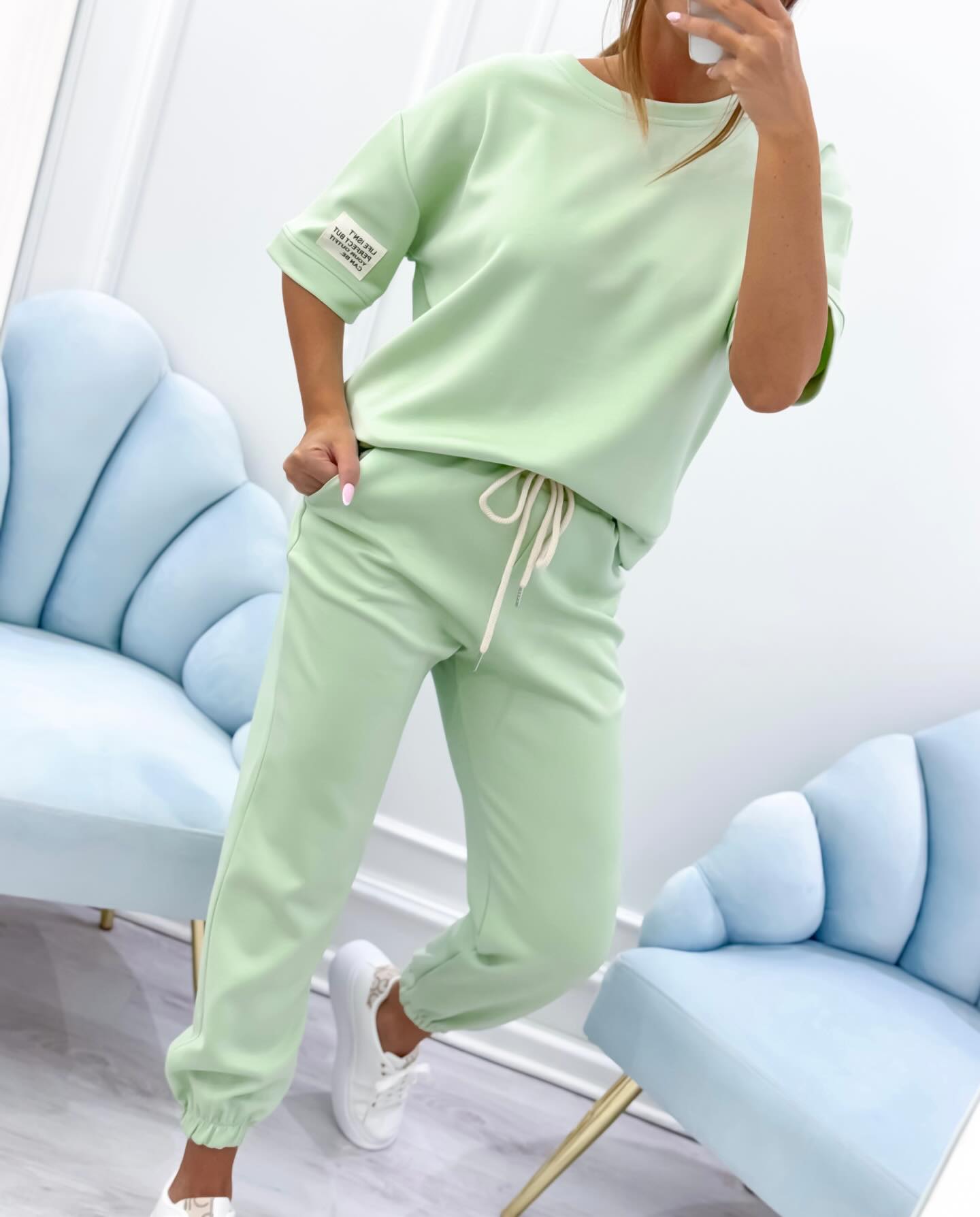 Conjunto casual de mujer con top liso y pantalones