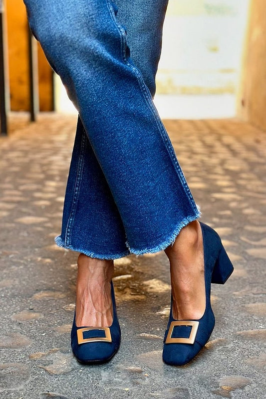 Décolleté sofisticado con broche y tacón ancho