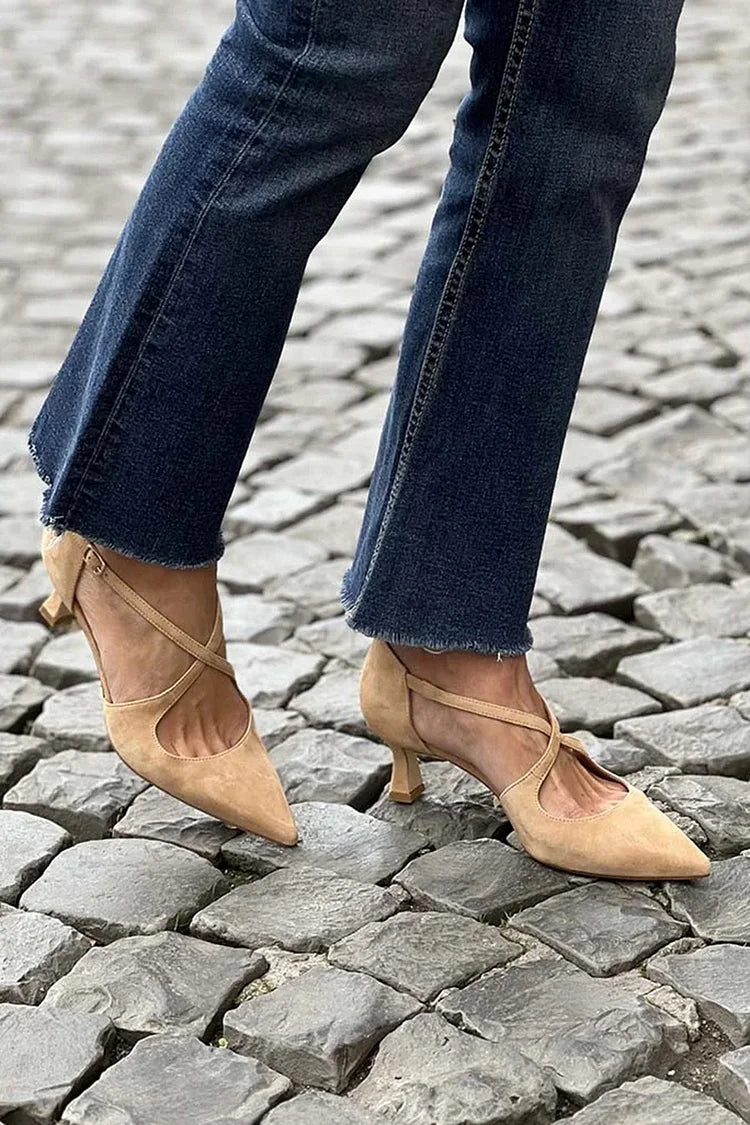 Tacones de punta con tiras cruzadas