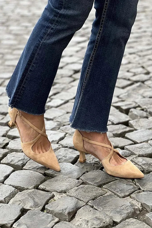 Tacones de punta con tiras cruzadas