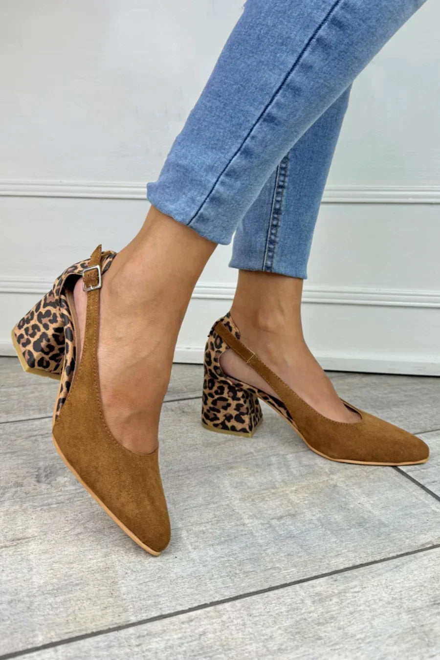 Décolleté slingback de tacón en estampado leopardo
