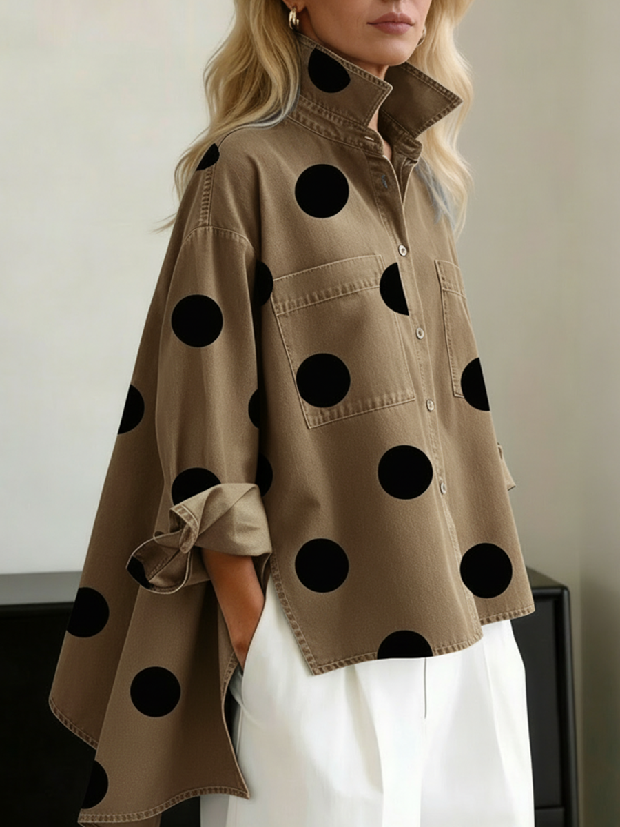 Elegante blusa vaquera de cuello alto con estampado artístico de lunares