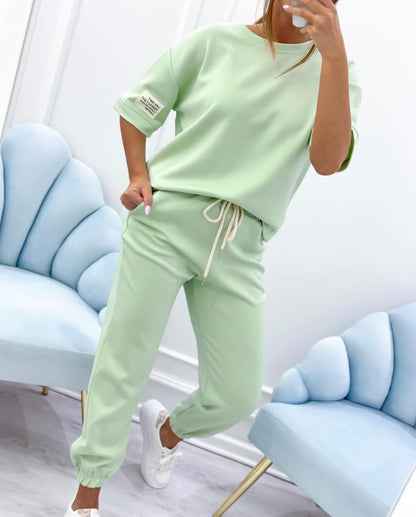 Conjunto casual para mujer con top liso y pantalones