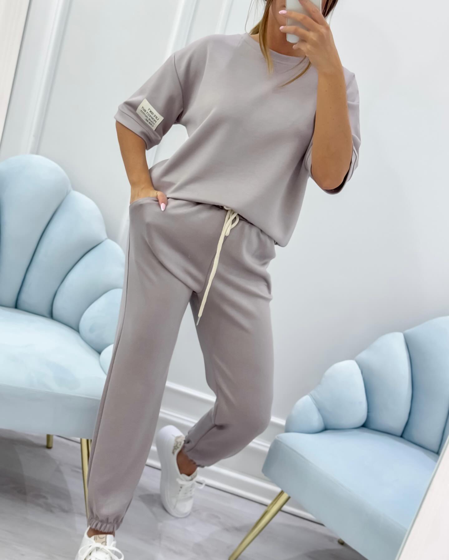 Conjunto casual de mujer con top liso y pantalones