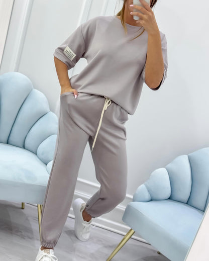 Conjunto casual de mujer con top liso y pantalones