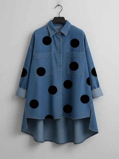 Elegante blusa vaquera de cuello alto con estampado artístico de lunares