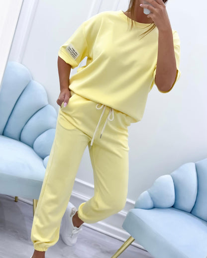 Conjunto casual para mujer con top liso y pantalones
