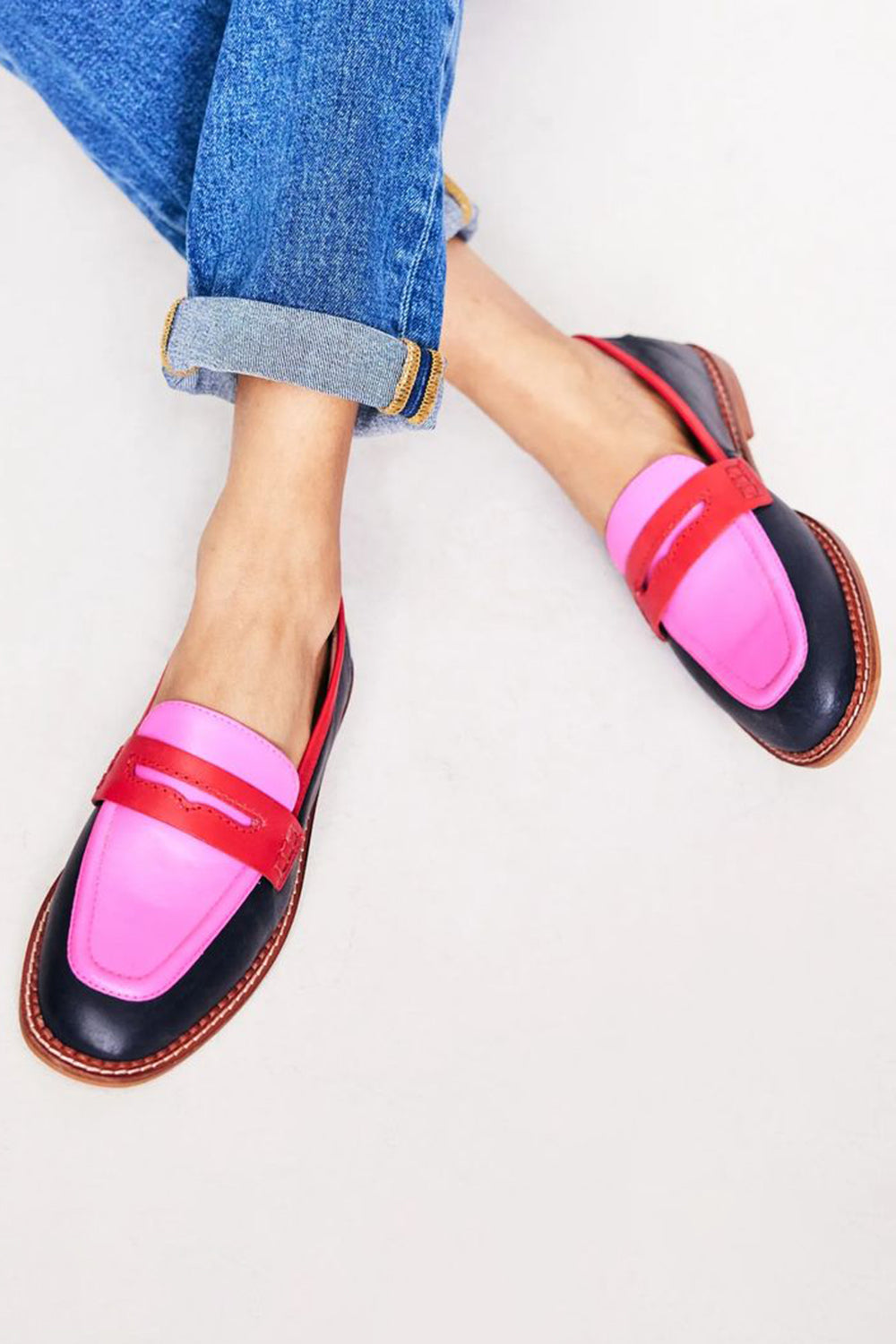 Mocasines Negros con Toque Colorido