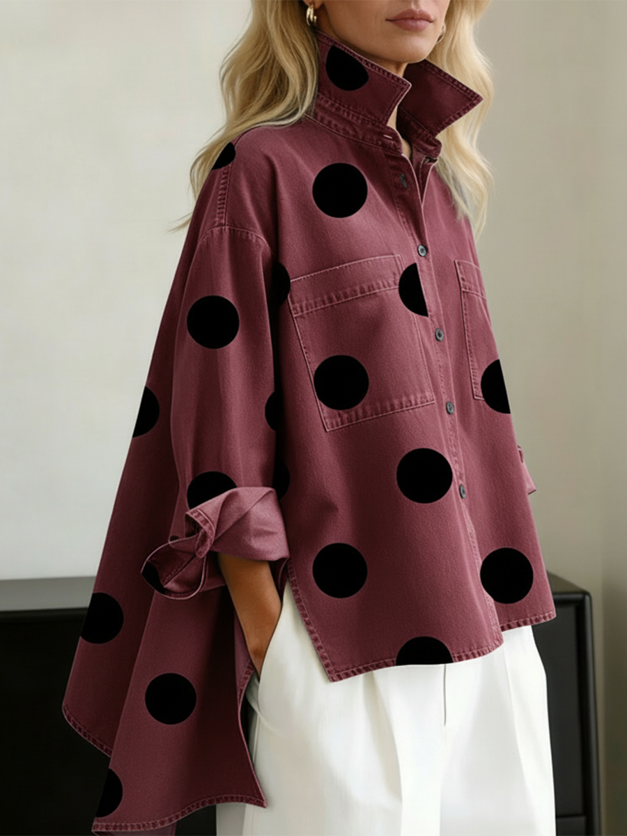 Elegante blusa vaquera de cuello alto con estampado artístico de lunares