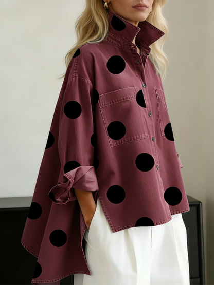 Elegante blusa vaquera de cuello alto con estampado artístico de lunares