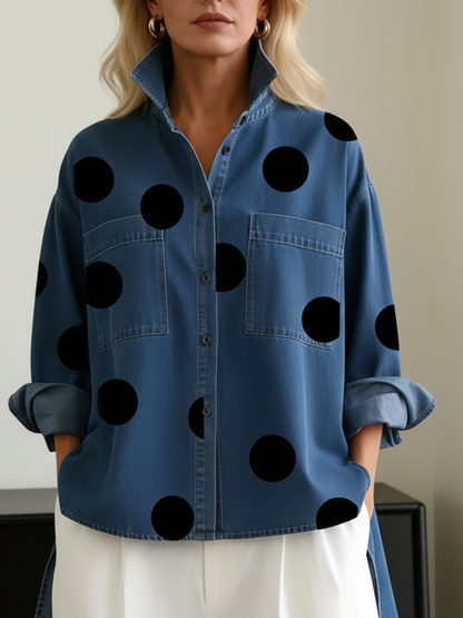 Elegante blusa vaquera de cuello alto con estampado artístico de lunares