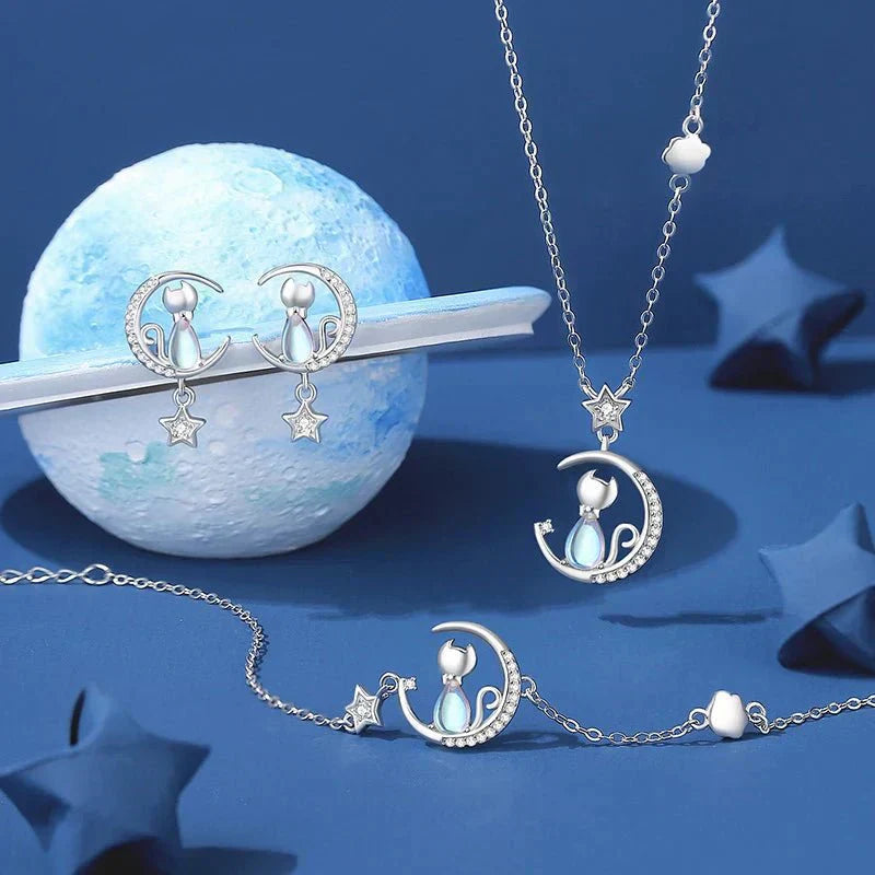 Pendientes de plata 925 con diseño de gato, luna y estrella, adornados con circonitas.
