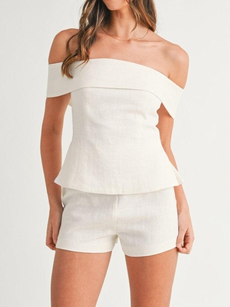 Natalia – Conjunto blanco de pureza elegante