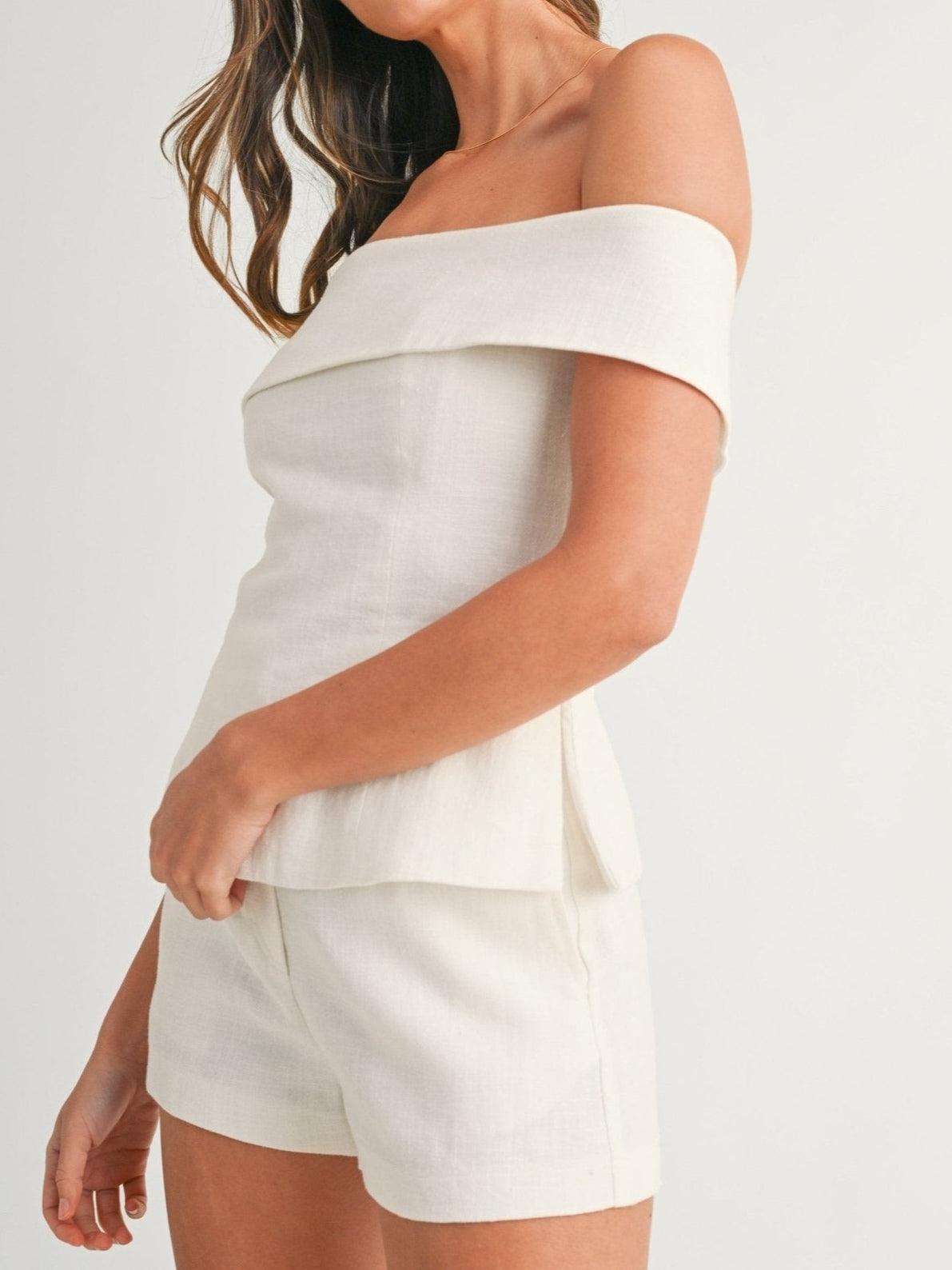Natalia – Conjunto blanco de pureza elegante