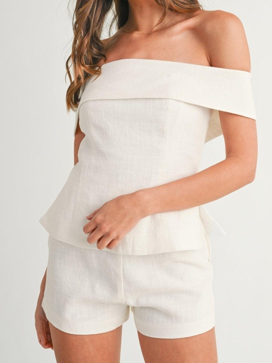 Natalia – Conjunto blanco de pureza elegante