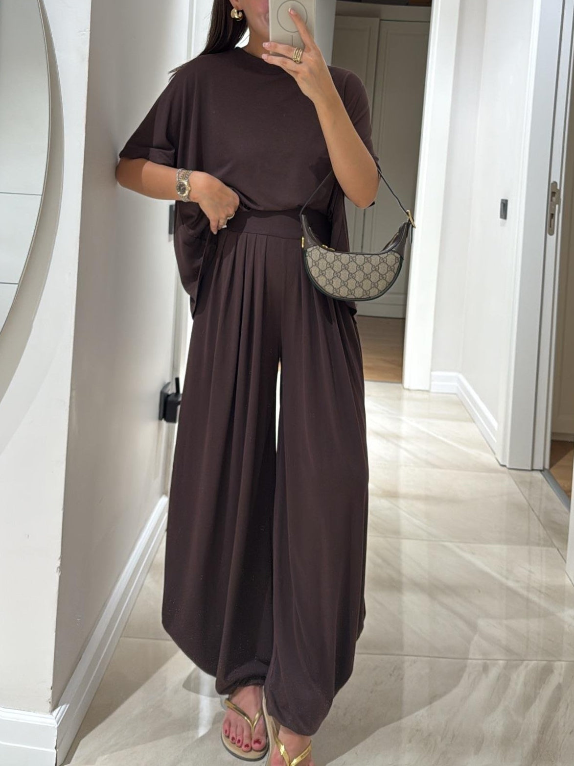 Adriana – Conjunto gris claro de elegancia relajada