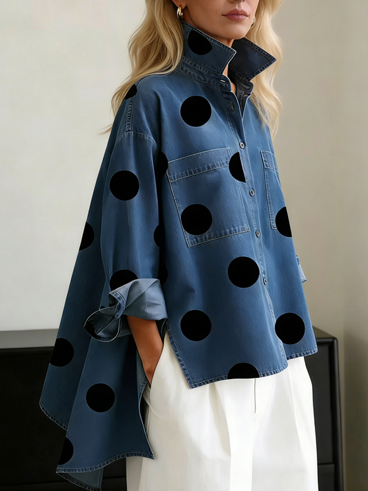 Elegante blusa vaquera de cuello alto con estampado artístico de lunares