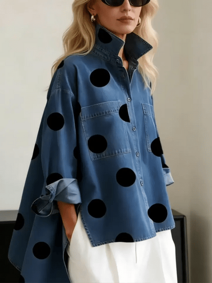 Elegante blusa vaquera de cuello alto con estampado artístico de lunares