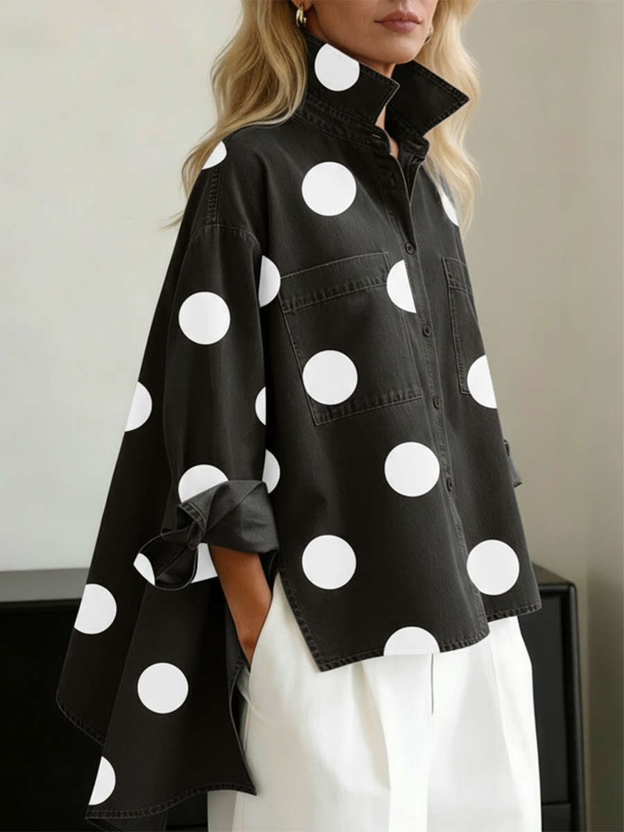 Elegante blusa vaquera de cuello alto con estampado artístico de lunares