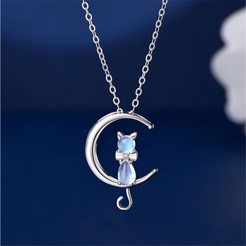 Collar Elegante con Piedra Lunar y Gatito