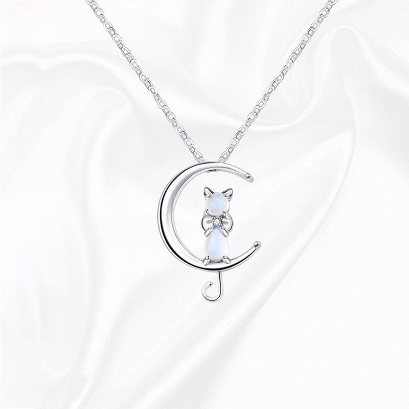 Collar Elegante con Piedra Lunar y Gatito